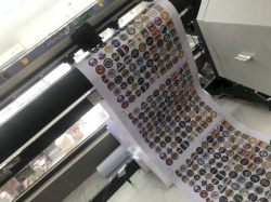 Dịch vụ in Decal chất lượng bằng máy bế Decal Mimaki Nhật cắt bế liên tục sticker, tem nhãn