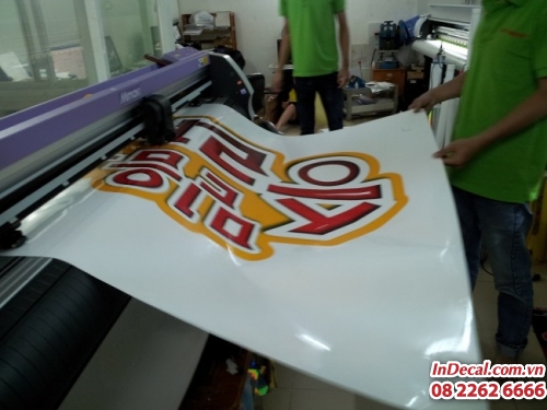 Bế decal khổ lớn trên máy bế Mimaki Nhật tại In Decal - InDecal.com.vn