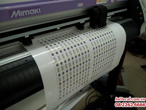 Gia công bế thành phẩm tem decal trên máy Mimaki Nhật từ In Decal - InDecal.com.vn