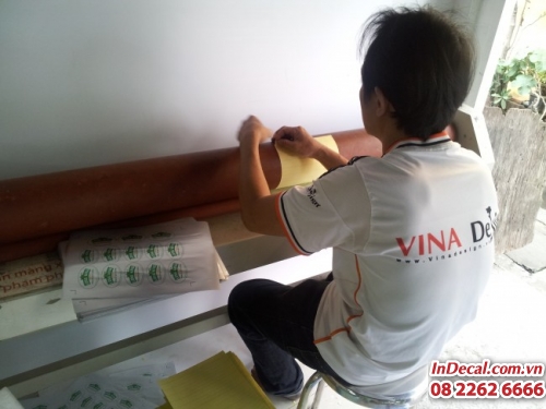 Nhân viên gia công thực hiện gia công đơn hàng in tem decal số lượng ít tại In Decal - InDecal.com.vn