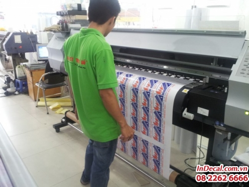 Nhân viên In Decal đang đợi sản phẩm in tem nhãn decal trên máy in khổ lớn Nhật Bản