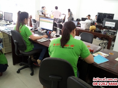 Nhân viên kinh doanh thực hiện báo giá đơn hàng đặt in decal cho khách hàng tại In Decal - InDecal.com.vn