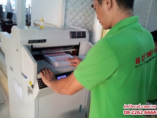 Nhân viên từ In Decal - InDecal.com.vn đang gia công cắt decal trong bằng máy cắt lazer