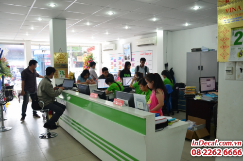 Nhân viên kinh doanh tư vấn khách hàng đặt in tem decal tại In Decal - InDecal.com.vn