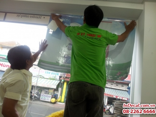 Thi công dán decal lưới lên tường kính mặt tiền văn phòng tại In Decal - InDecal.com.vn