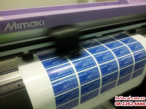 Decal sữa tem nhãn được bế thành phẩm trên máy bế Mimaki của Nhật tại In Decal - InDecal.com.vn