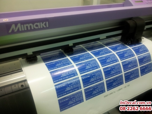 Bế decal nhựa trên máy Mimaki thương hiệu Nhật tại In Decal - InDecal.com.vn