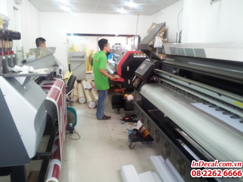 Máy in bế Mimaki đang thực hiện đơn hàng in decal các loại cho khách hàng tại Trung tâm in ấn của In Decal tại 365 Lê Quang Định, P.5, Q.Bình Thạnh, Tp.HCM