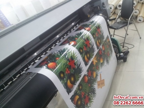 In Decal thực hiện in ấn và bế sản phẩm decal trên máy in bế Mimaki Nhật Bản hiện đại, cho thành phẩm đúng kích thước