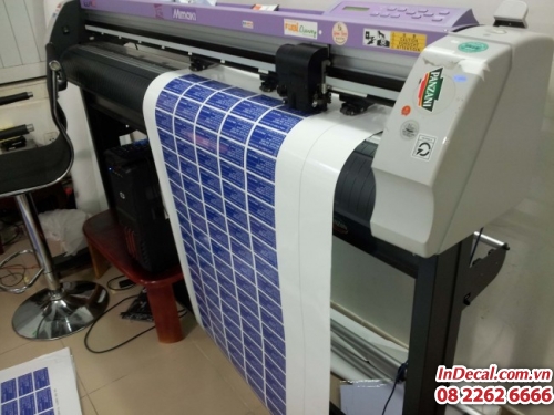 Tiến hành gia công, bế tem nhãn trên máy bế Mimaki hiện đại ngay tại trung tâm in ấn của Công ty In Decal