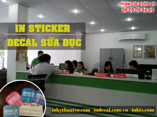 Khach hang dat in sticker decal sua duc logo thuong hieu tai van phong Cong ty TNHH In Ky Thuat So - Digital Printing 