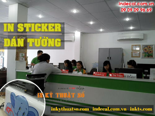 Khach hang dat in sticker dan tuong TPHCM tai van phong Cong ty TNHH In Ky Thuat So - Digital Printing 